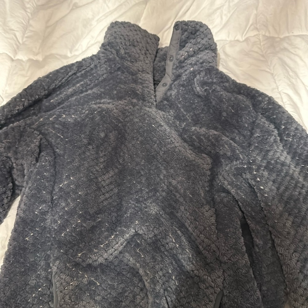 Soft grey Eddie Bauer sweater size small never worn in perfect condition! 🩶
